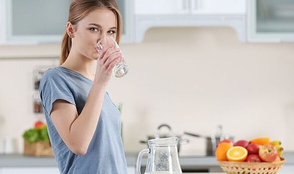 Girl wants to lose weight by following a water diet