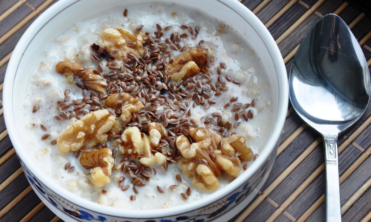 Flaxseed porridge with milk - a healthy breakfast in the diet of those who lose weight