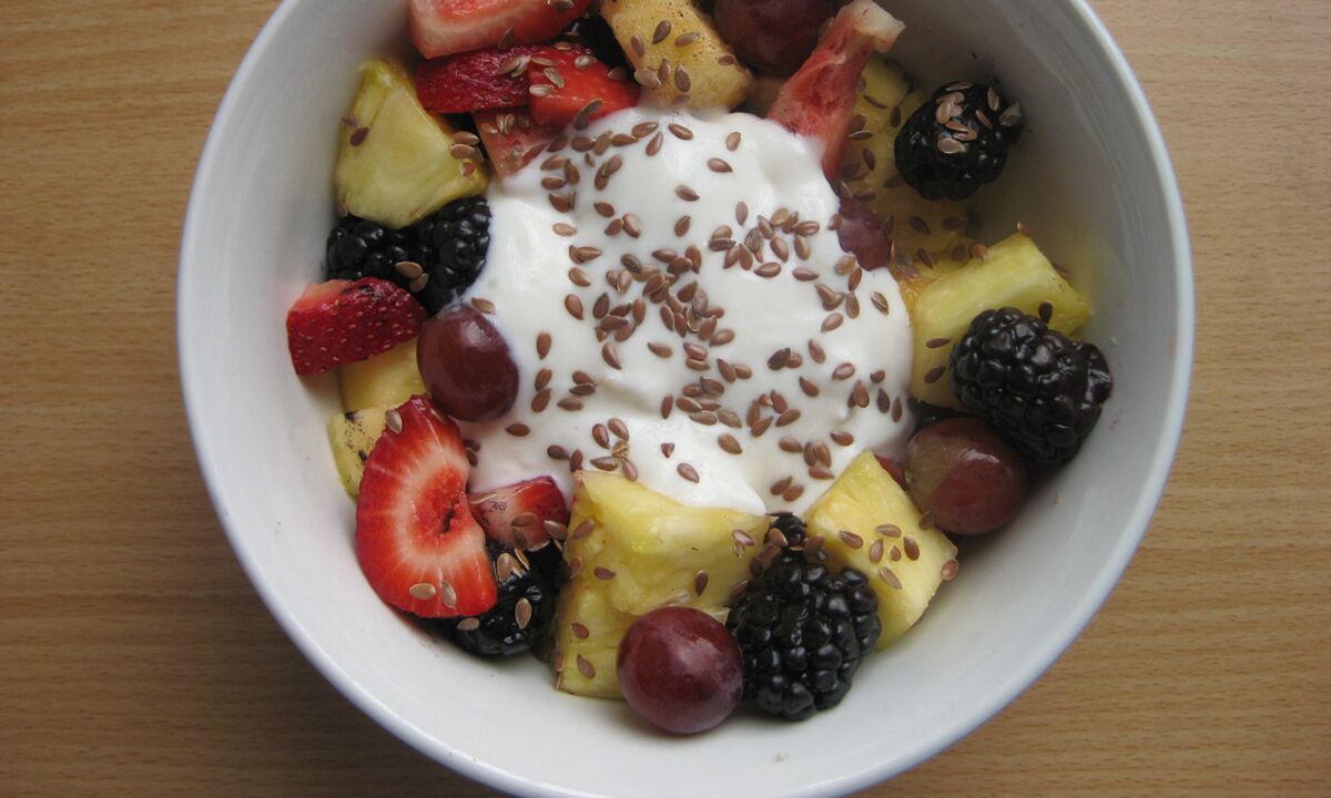 Fruit salad with flax seeds for a healthy diet